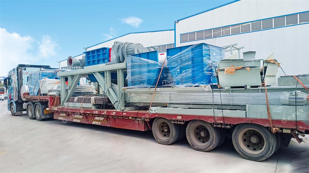 萬噸級風電葉片物理回收預處理設(shè)備裝車發(fā)貨.jpg